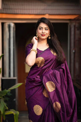 THE BANARASI SAREEIS MADE UP OF SILK THREADS WOVEN USING